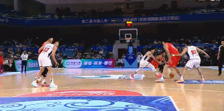 萨姆纳的作用不仅在于得分，还在于吸引包夹之后为队友创造机会，这次助攻王少杰爆扣就