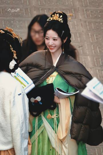 田曦薇《嫁金钗》路透，魏娆的腰真的太细了。。母女俩站一起好养眼