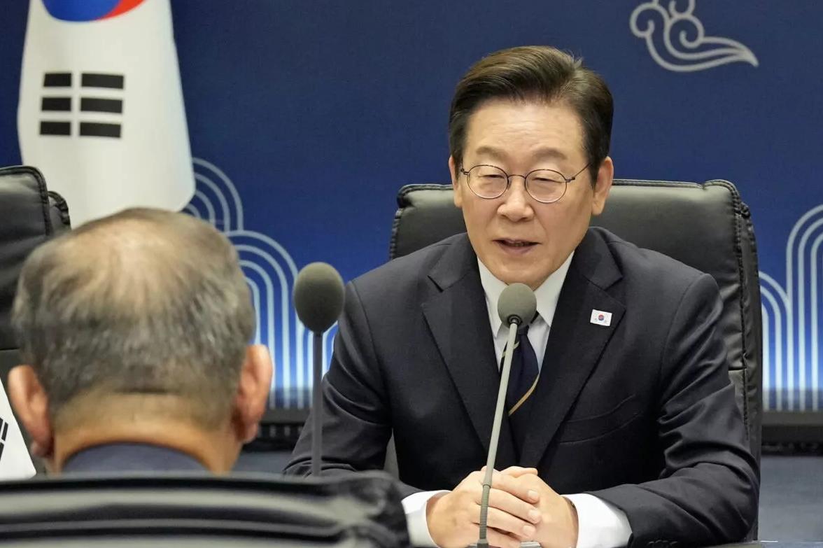 韩国政坛正上演一场戏剧性的信任崩塌。总统李在明上台时的改革光环，如今已被股市震荡