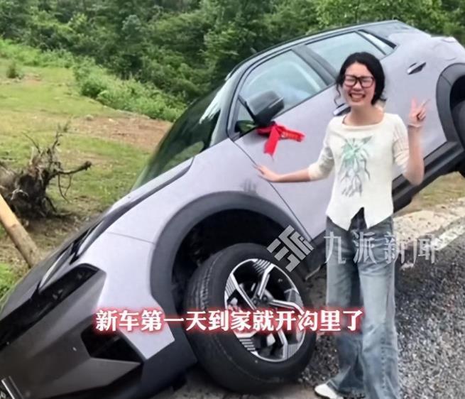 这是什么心态？
买新车第一天就开到沟里去了，换做正常人都觉得败兴，哪有心情拍照炫