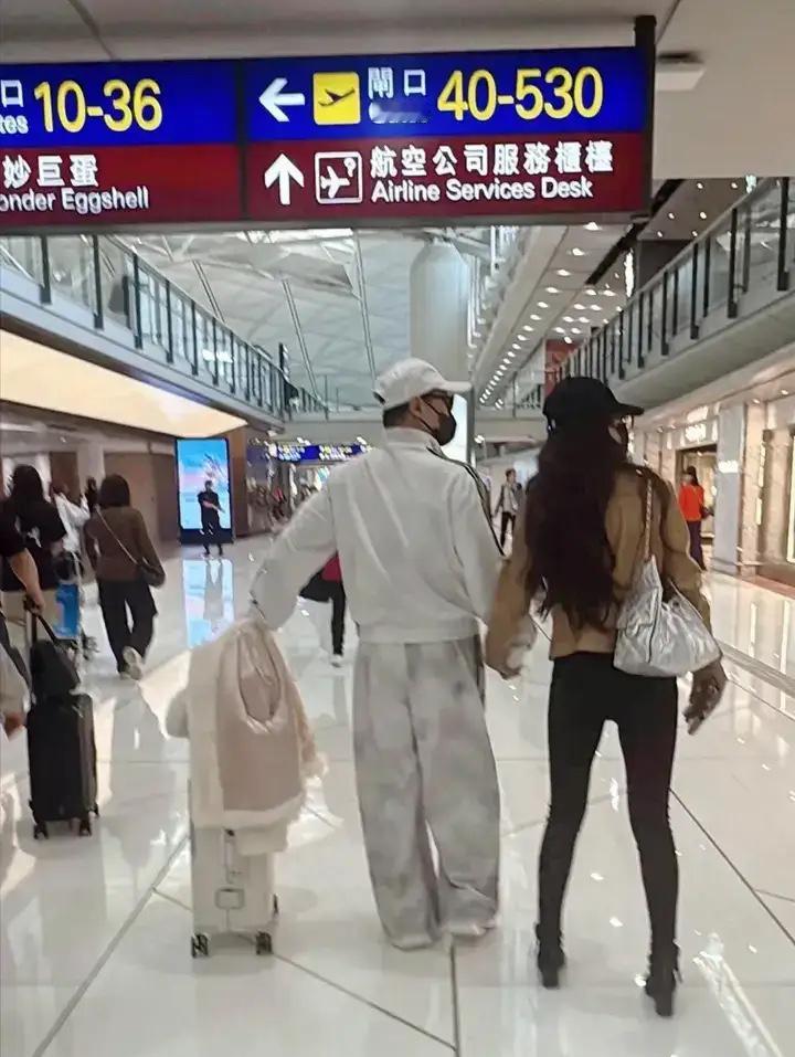 近日有网友拍到森林北与男友牵手同框现身，两人亲密同行状态十分甜蜜。许久未见，男方