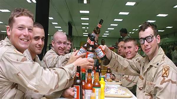 美军事重镇被曝大批士兵流连夜店，士兵流露出对和平安乐的留恋和对战争的厌恶。这个信