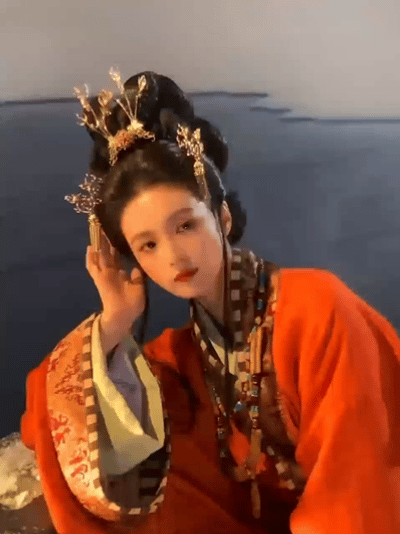 张雅钦古装美成啥了是谁被张雅钦的红衣古装美到失语？绯红长裙配唐妆，钗环摇曳间尽显