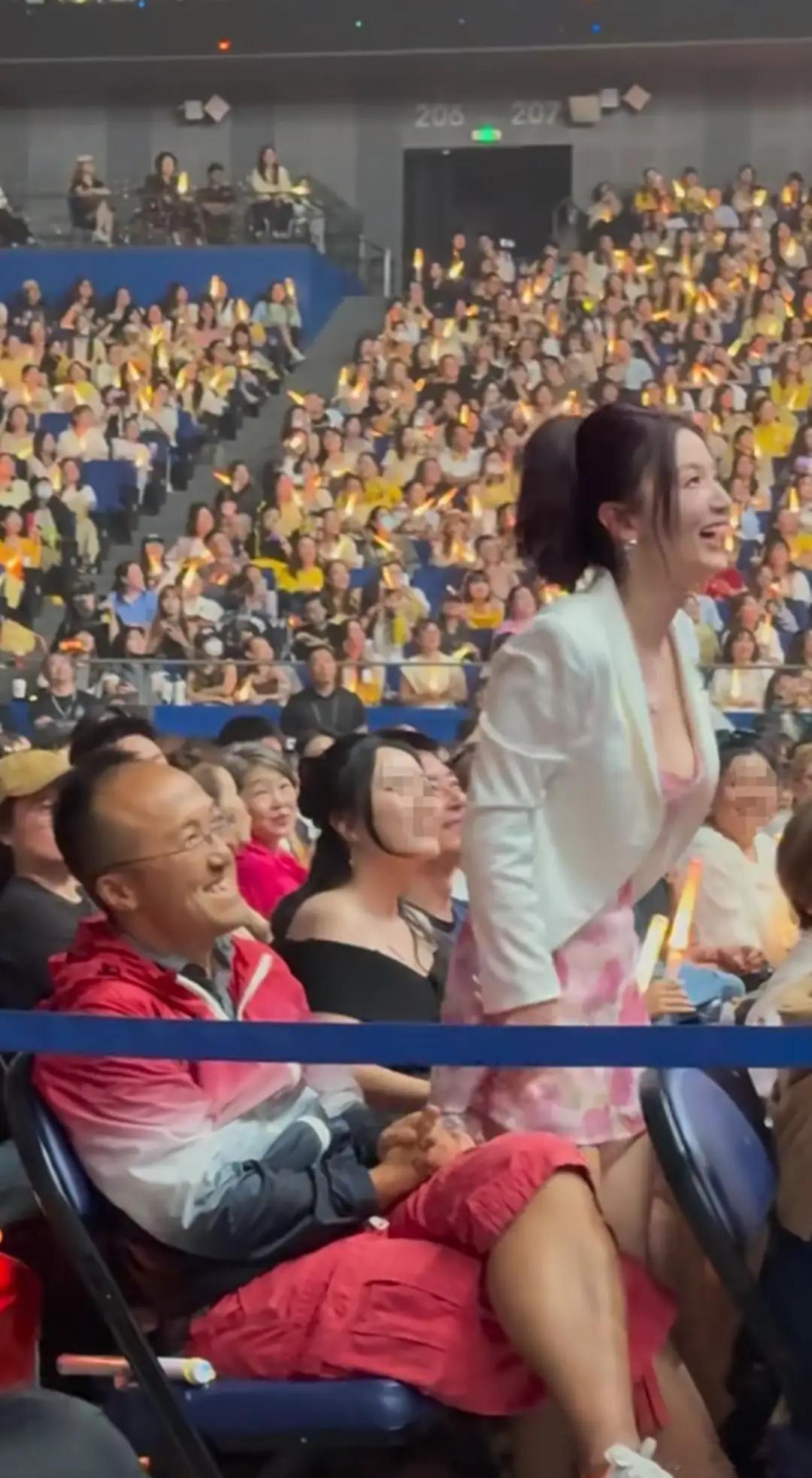 张萌和老公同框张萌和老公看刘宇宁演唱会 张萌很慷慨 ​​​