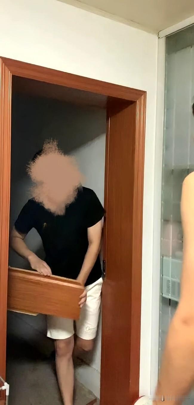 争议拉满！陌生人入室打伤女孩，警方认定互殴？网友：正当防卫边界在哪？
家本是最安