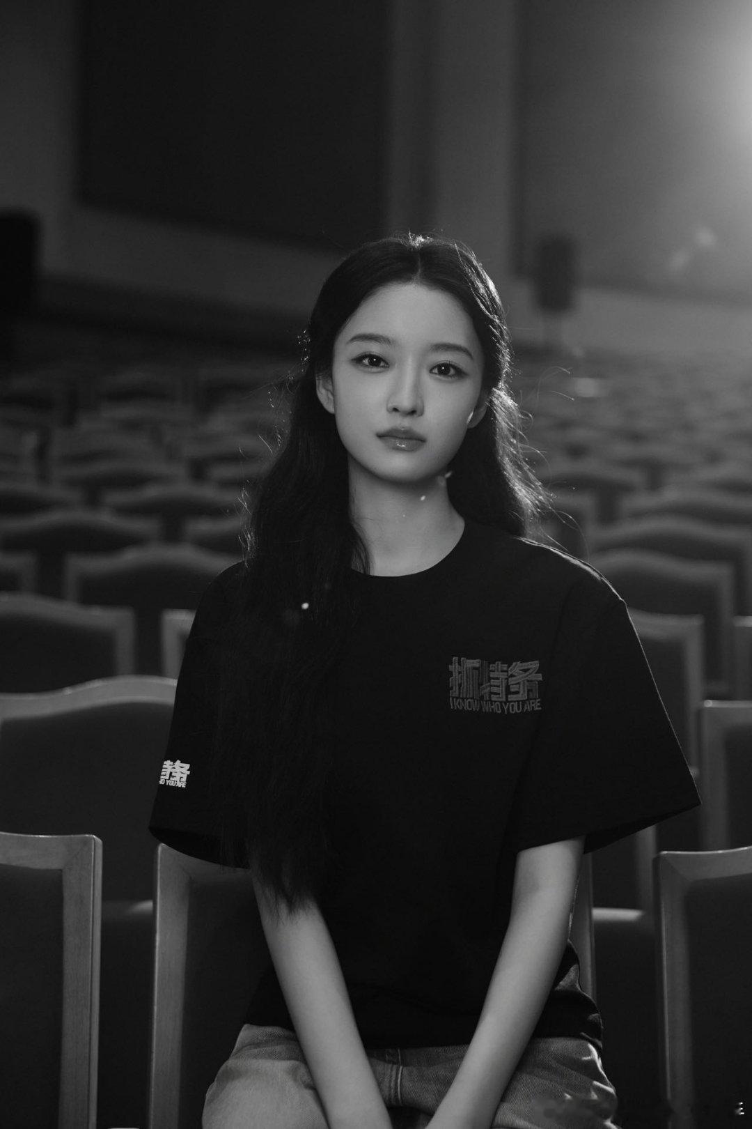 胡歌女儿白鹿妹妹胡歌女儿莫离女二年代少女内敛温柔古偶千金纠结敏感，杨舒伊把两个角