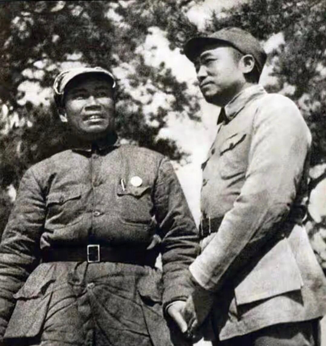 图一看了让人最为感动，朱老总跟彭老总拍照时竟然还手拉着手呢！充分展现了身经百战、