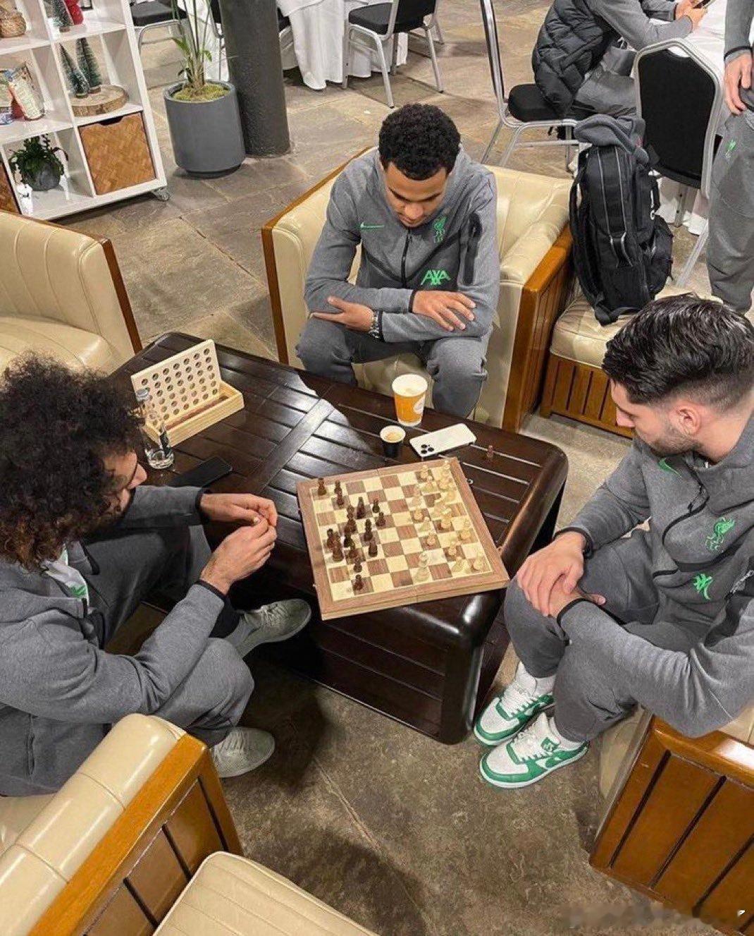 索博国际象棋力战维尔茨和萨拉赫 萨拉赫也很喜欢下国际象棋，反映利物浦队在赛外培养