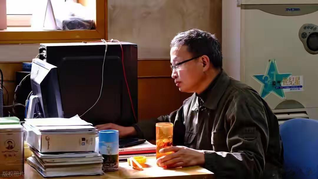 人到中年，熬过低谷最简单的活法人到中年，扛着家庭与工作双重压力，最难熬的便是低谷