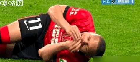 一个动作的代价有多大？嘴唇当场被劈开，缝了15针，一颗牙直接干到移位。

中超揭