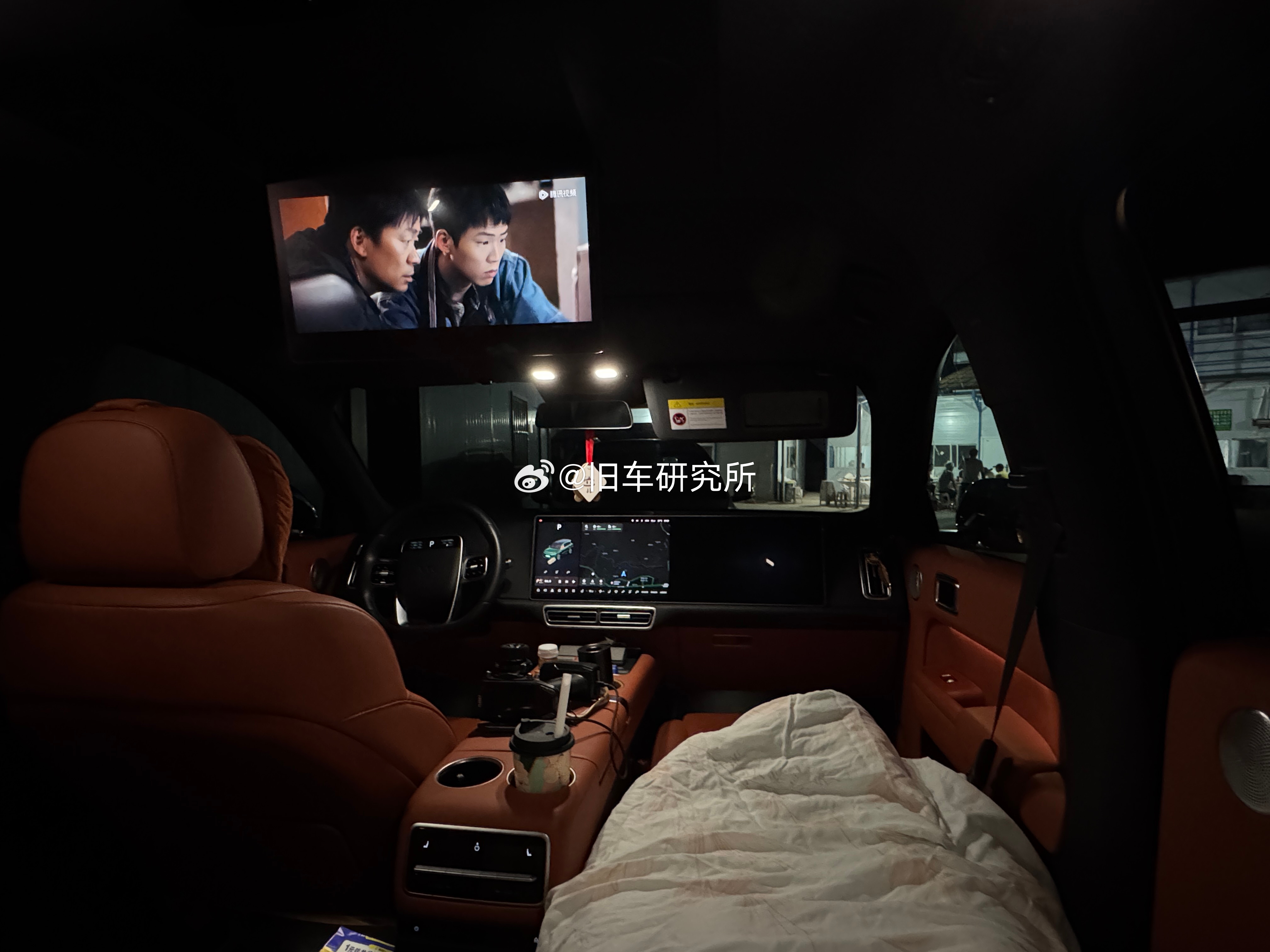 理想l9 前两天有点事在车里睡的，第一次在后排这么用，真不错[打call] ​​