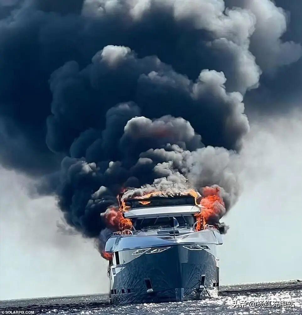 黑海深夜突发爆炸！14万吨俄原油油轮遭袭，地缘博弈再添火药味
 
黑海后半夜突发