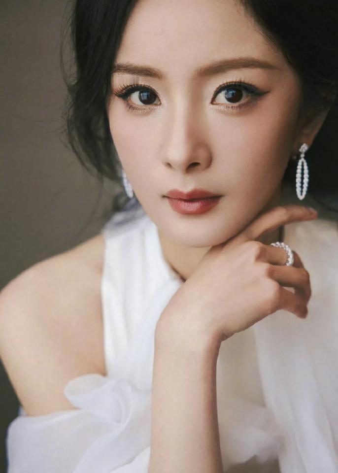 杨幂美图分享，杨幂 杨幂照片魅力 杨幂身材 杨幂野性风造型 杨幂名场面 杨幂舞台
