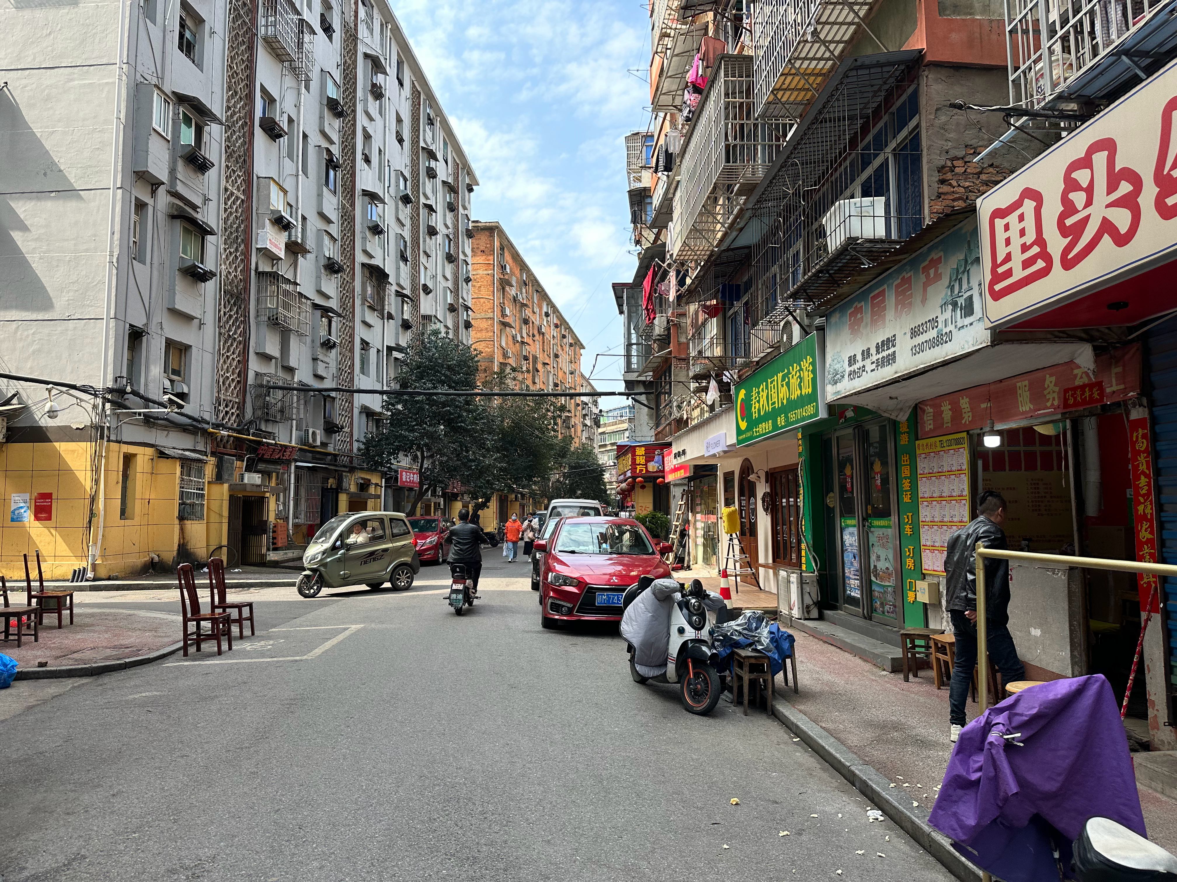 每到一个城市，我喜欢走街串巷，特别是本地人的老校区。在南昌吃一碗拌粉，然后搭配一