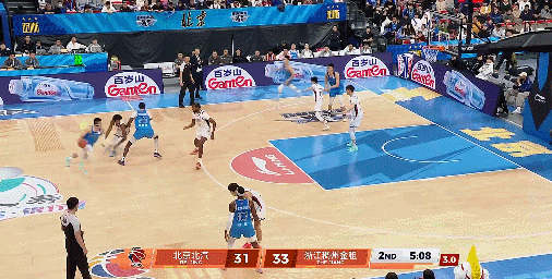 北京男篮vs浙江男篮 感觉陈盈骏都不太想给北京内线两个大番薯喂球了今天就是个人攻