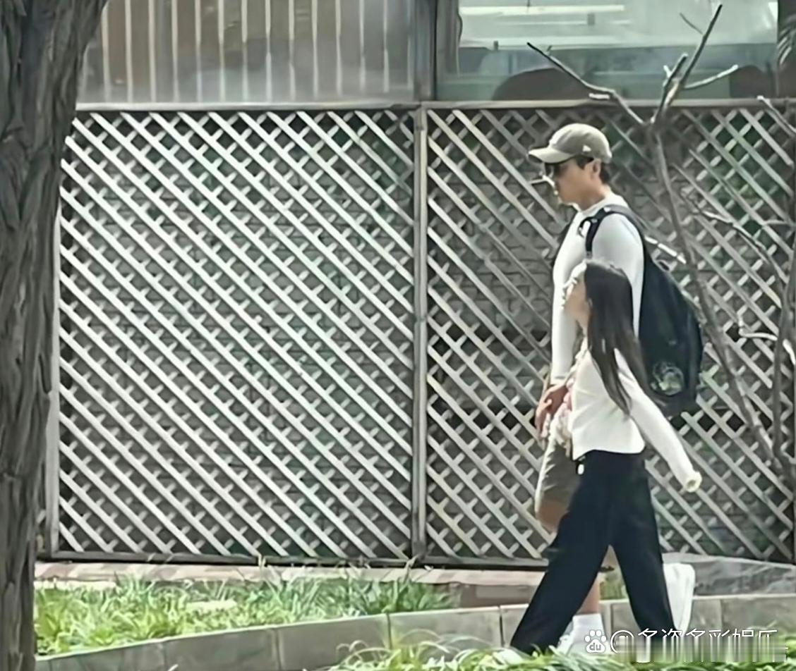 小酒窝和爸爸爬山高云翔陪小酒窝去户外爬山了。小酒窝现在可真幸福，有爸爸陪伴游玩，