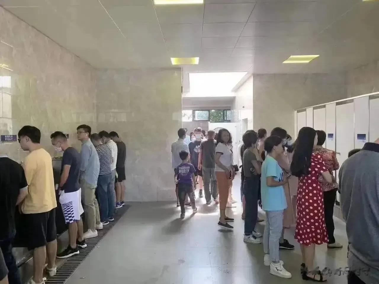 神奇一幕:国庆假期高速服务区的男厕所里面出现多么和谐的一幕
一米之隔的距离谁都不
