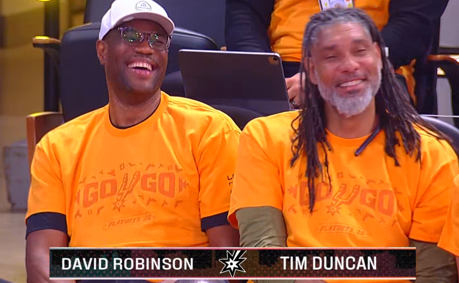 马刺传奇双塔今天都在现场看球，目前开拓者83-100落后。nba季后赛