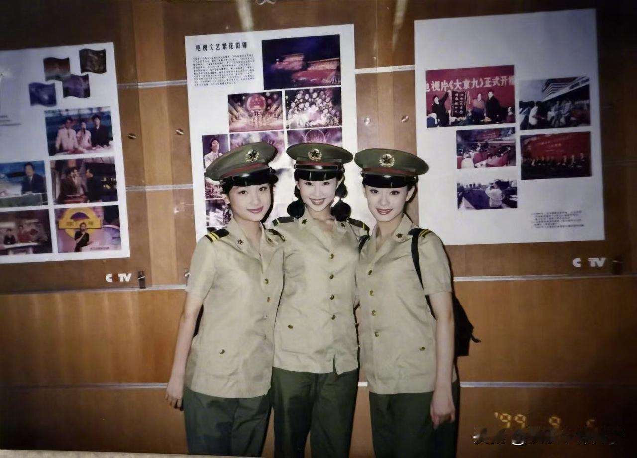 孙俪穿军装的照片，这也太漂亮了吧！
8月1日，孙俪在社交平台晒出一组旧照，并配文