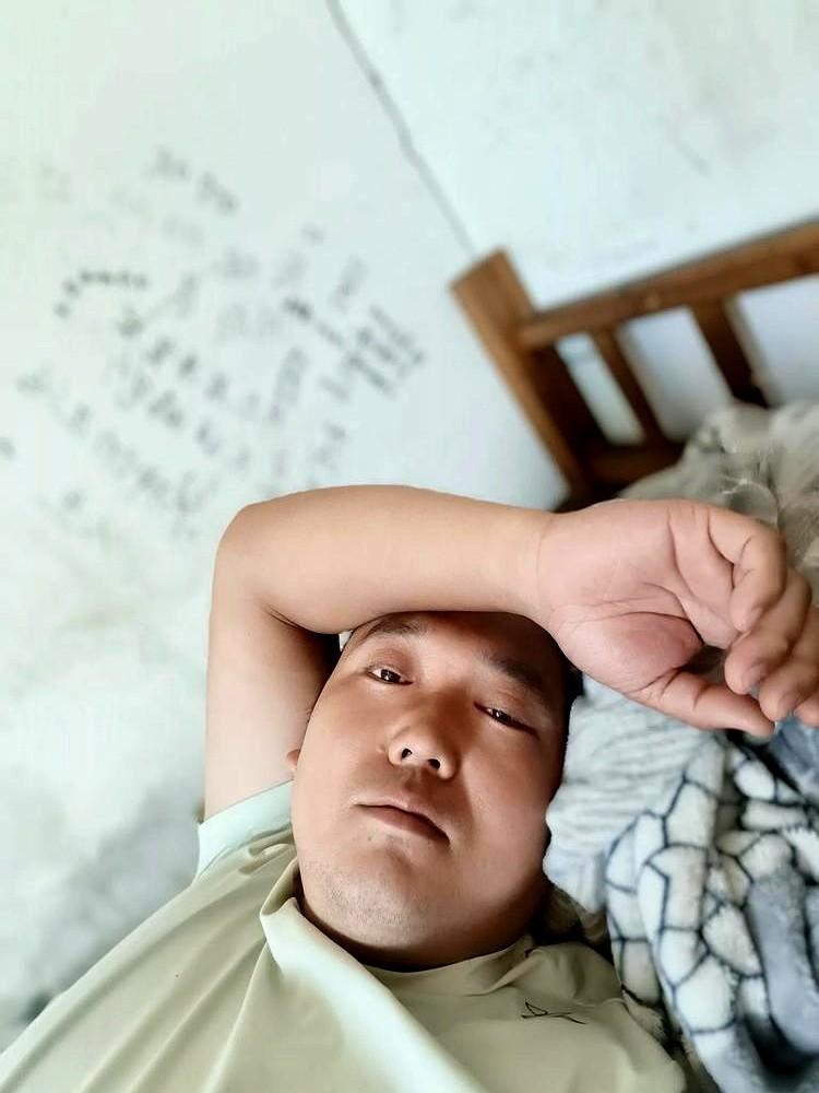 张凌赫被王楚然一口咬出血，导演愣是没喊卡。
现场四台机器对着拍，连拍四小时，没用