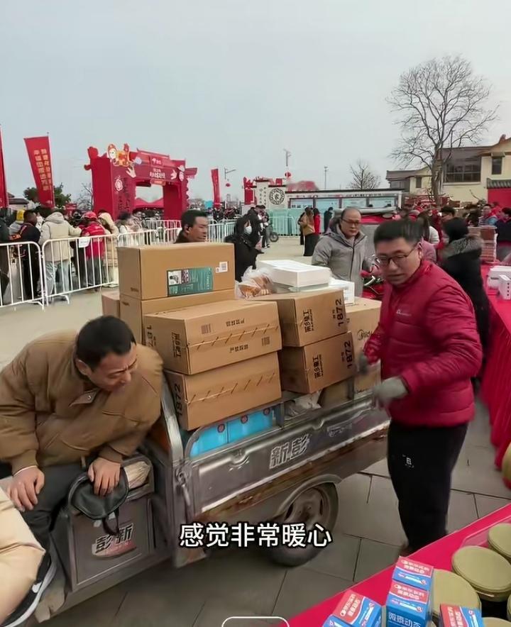 刘强东回老家江苏宿迁给乡亲们发年货现场真热闹！

村民们脸上洋溢的笑容，就知道大