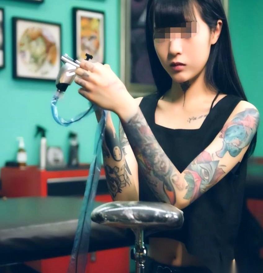 就因为胳膊上一块小小的卡通图案，湖南长沙一所公办职校，直接把刚入学几天的15岁姑