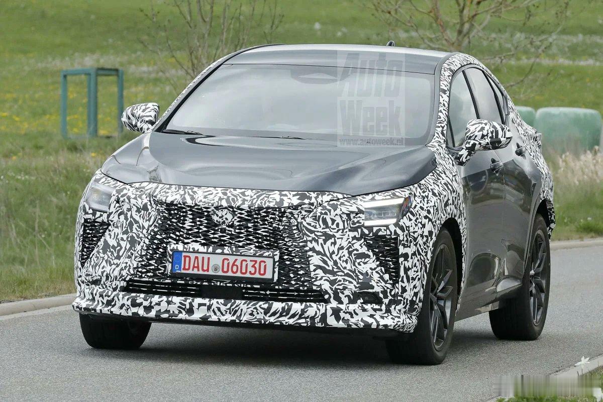 下半年雷克萨斯NX会推出采用新设计的新款车型，今天测试车也出来了，车尾的贯穿灯有