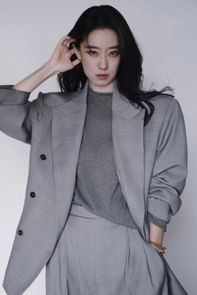 张小斐新身份 张小斐今天天坛奖评委亮相造型🈶，一身灰色西装套装搭配针织衫，大波