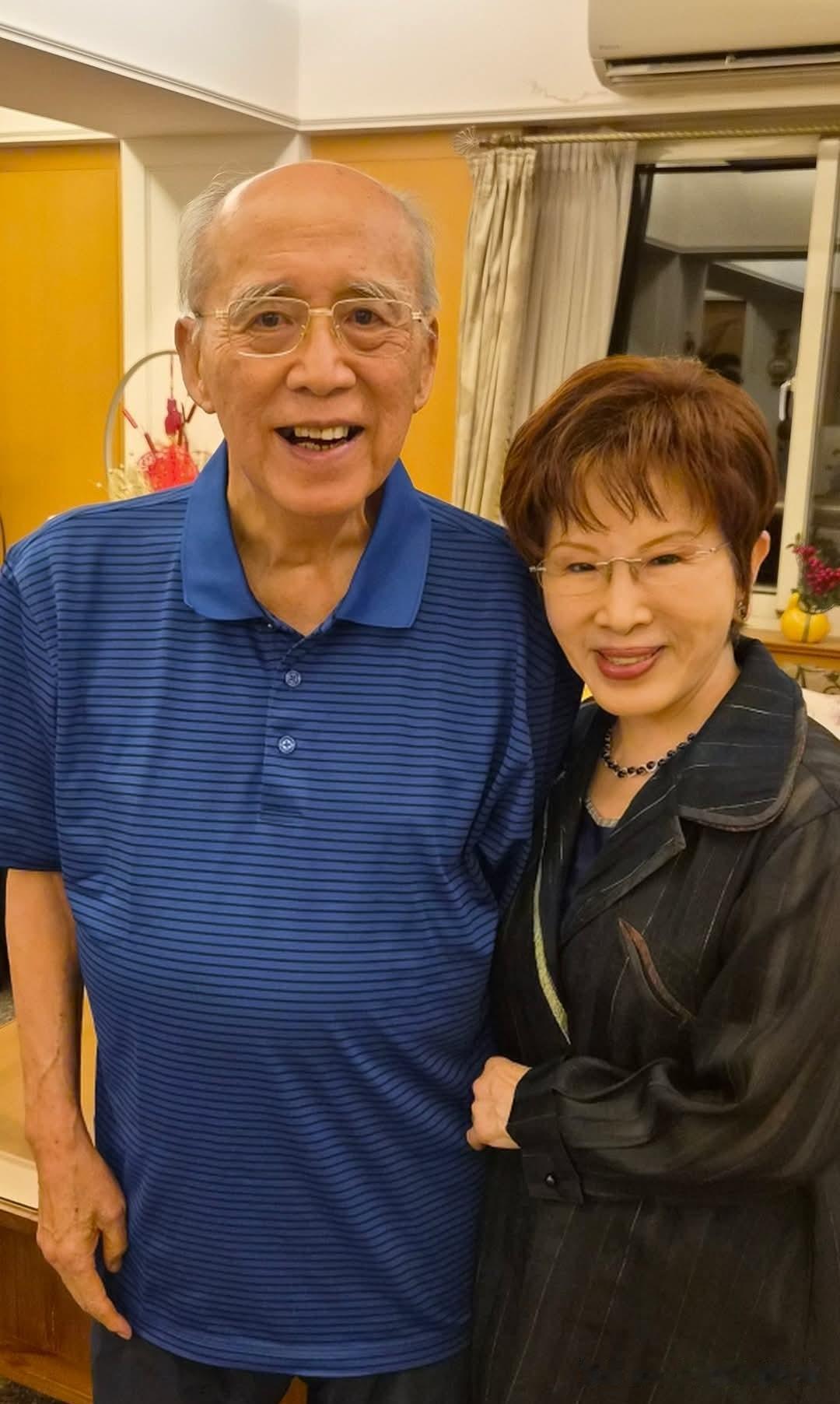 洪秀柱看望吴伯雄！吴公精神矍铄！
国民党前主席洪秀柱昨天去看望了国民党前主席吴伯