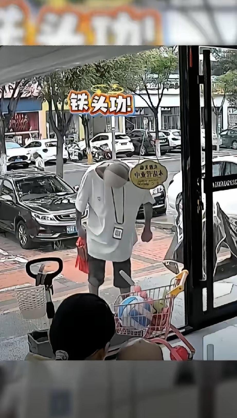 彻底解气！大爷疯狂撞店门碰瓷耍无赖，律师官宣：一分钱不用赔。
 
最近廊坊小店老