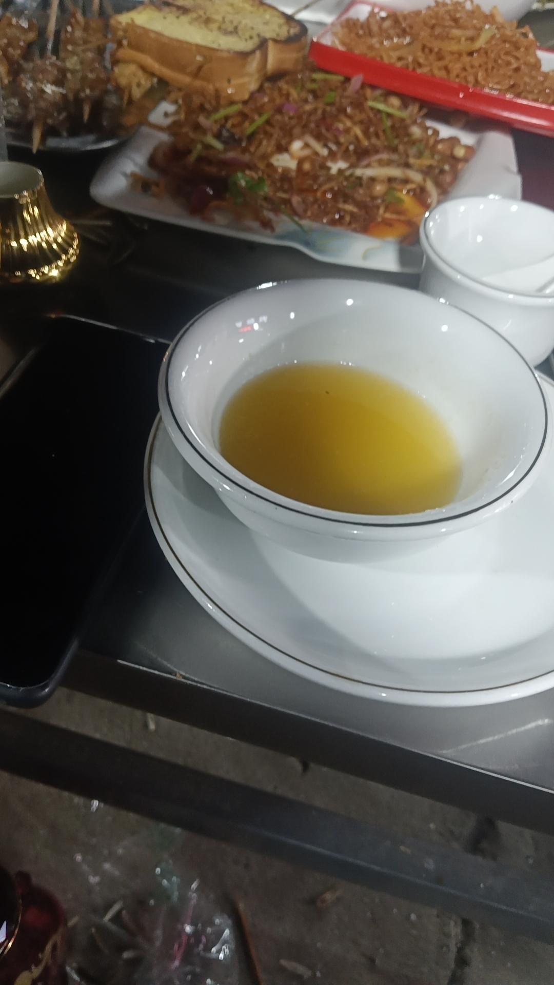 "都在灵堂里给我跪好了！"

主家小叔拎着棍子冲进来时，王强正抱着媳妇刷短视频。