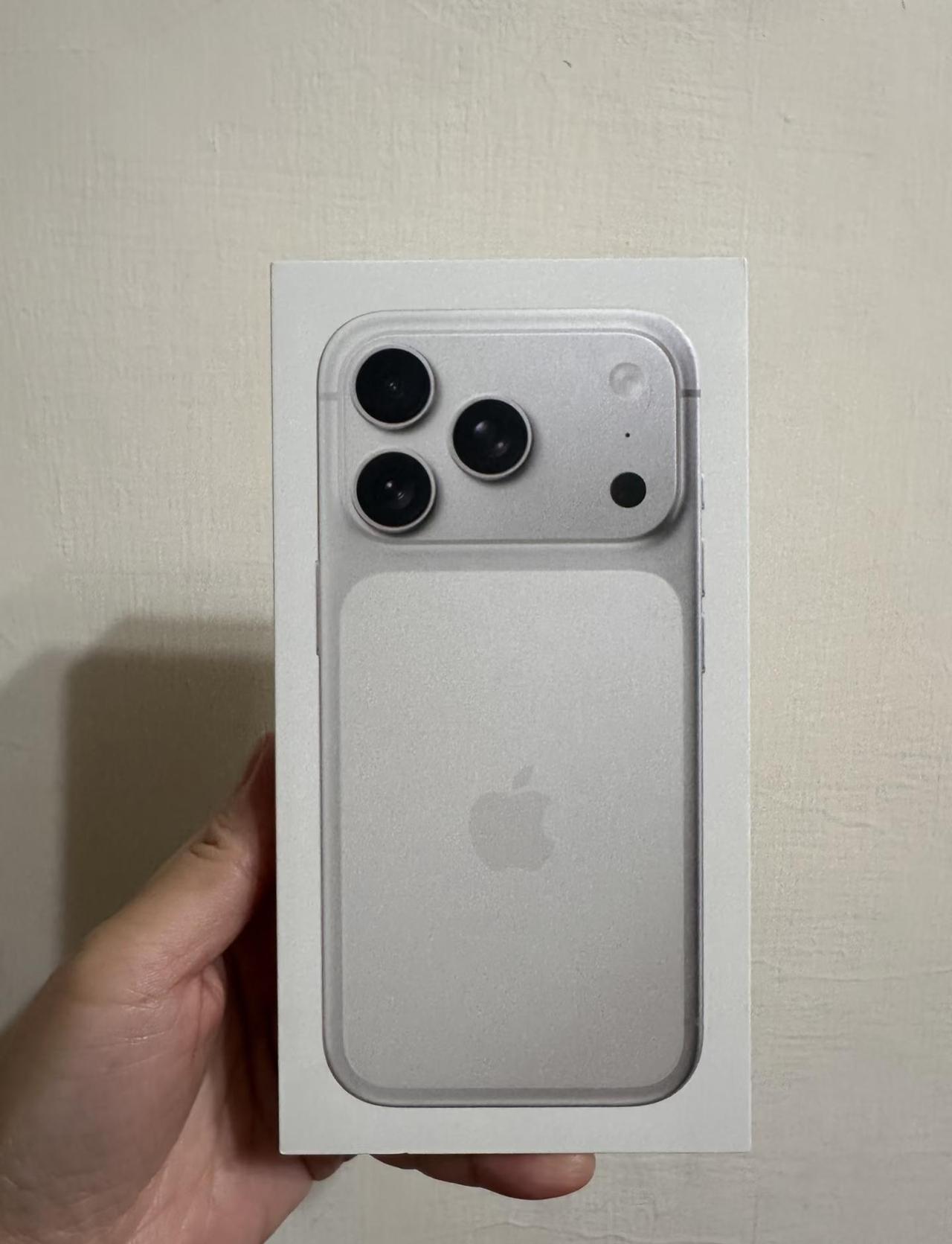 台灣➗i17pro
iPhone17pro 銀 256G
全新未拆
3️⃣7️⃣