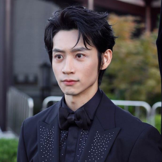 主持人问魏晨：“吻戏对你来讲是一个挑战吗？”魏晨点头：“是的，但是女生的压力会更