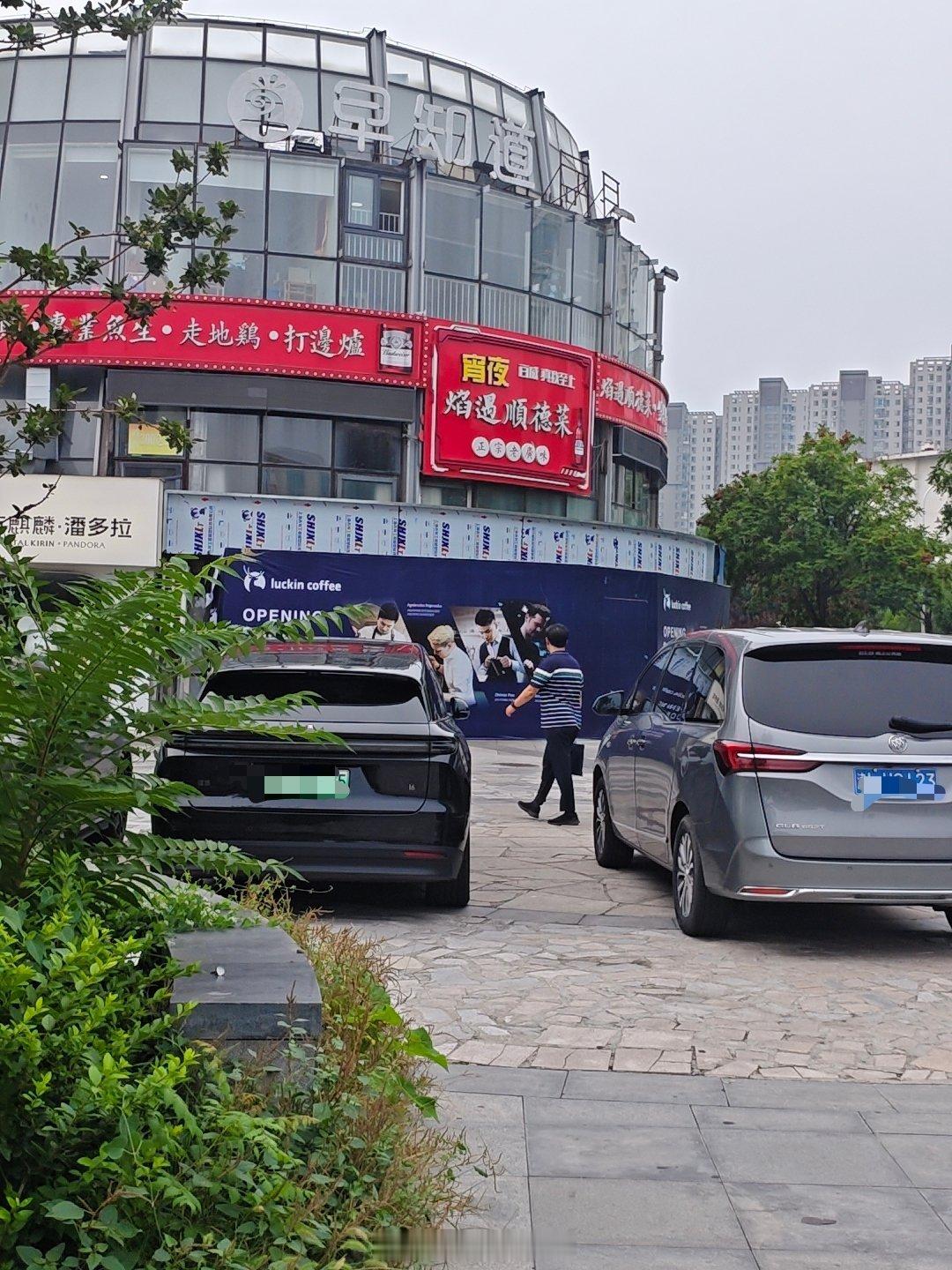 这个瑞幸咖啡之前是一个卖桃酥的糕点铺，感觉生意还可以，没想到这么快就黄了，好像也