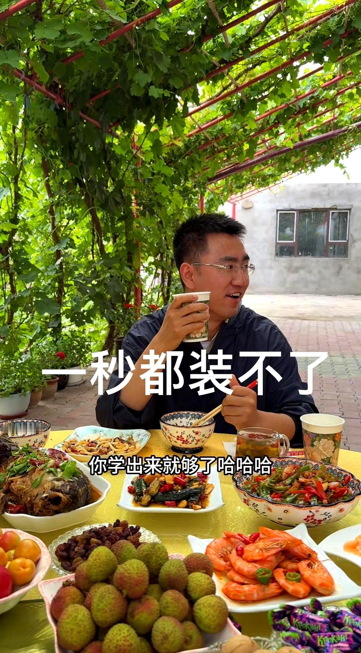 一边笑得特别温柔，一边转头就变脸，这反差也太明显了吧？
镜头前那点客气，真是藏都