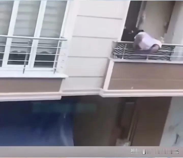 一男子，在家阳台进行高空抛物，但万万没想到的是，因为他用力过猛，竟然连人带物一起