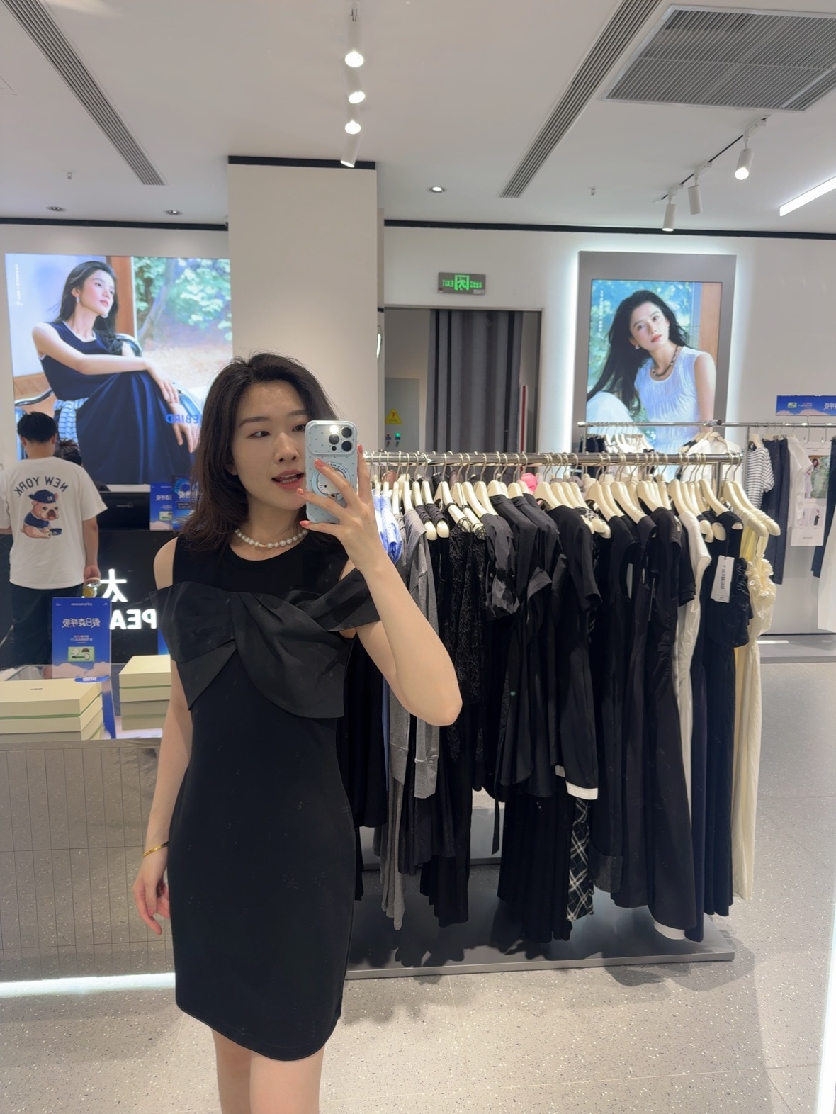 家人们超人哥给杜买新裙裙啦是否美丽呢代价是明天陪他打台球 武汉·武汉滨江天街(和