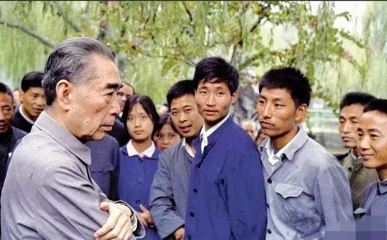 珍贵的一张照片。
这是周恩来总理在洛阳与群众交谈时，留下的一张珍贵的历史照片，难