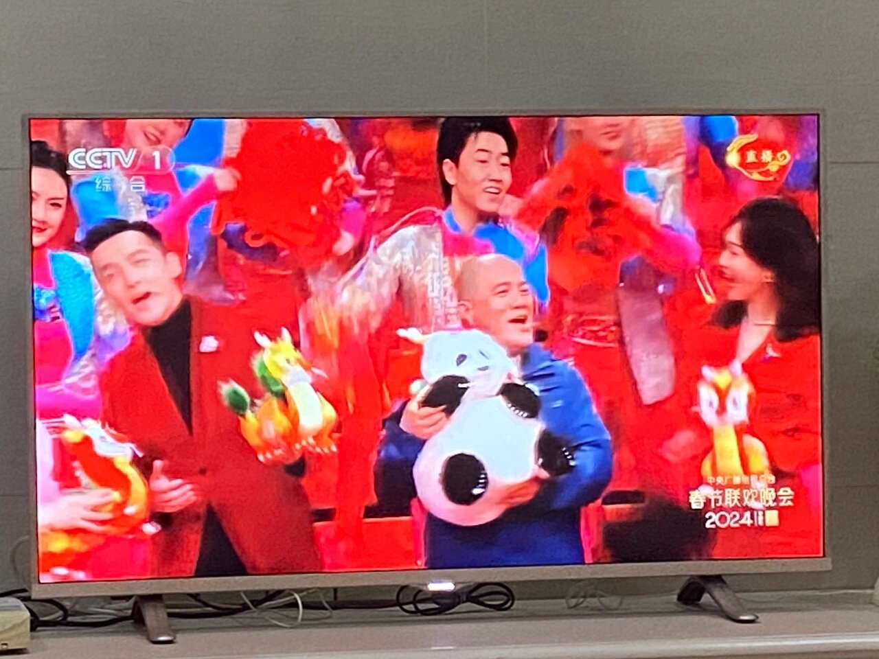 #春晚段子大考##春晚# 看到了谭爷爷和花花！[哇] ​​​