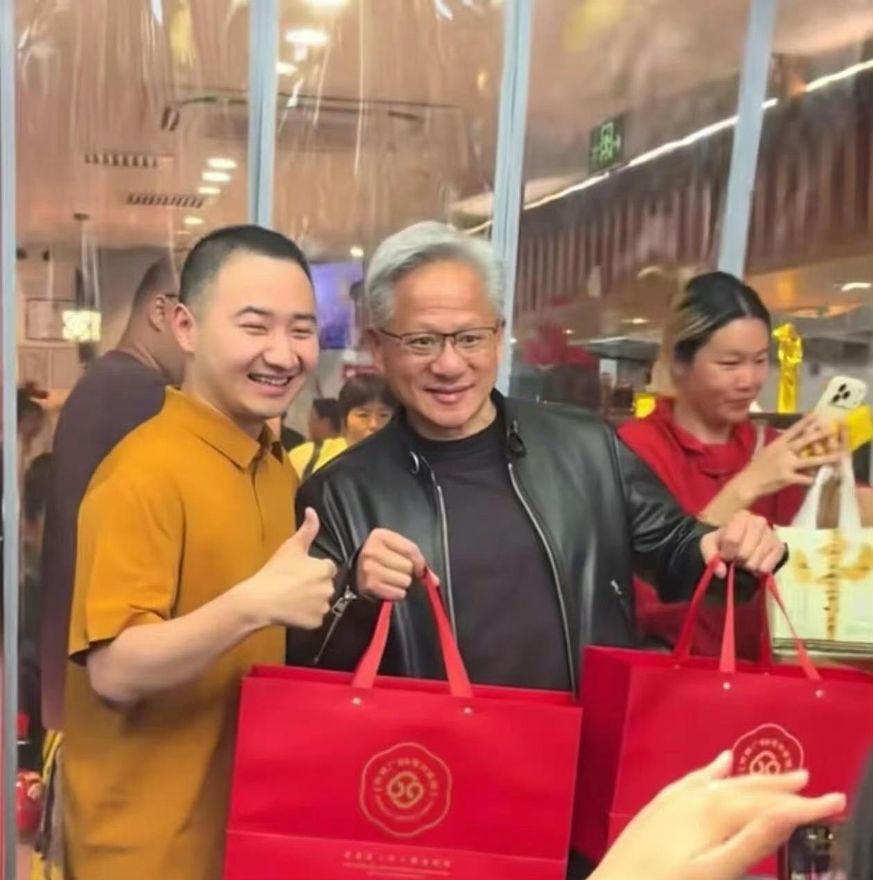 我就想问下
你们都喷雷军
怎么不喷黄仁勋呢
这么热的天
穿皮衣就很合理吗[wha