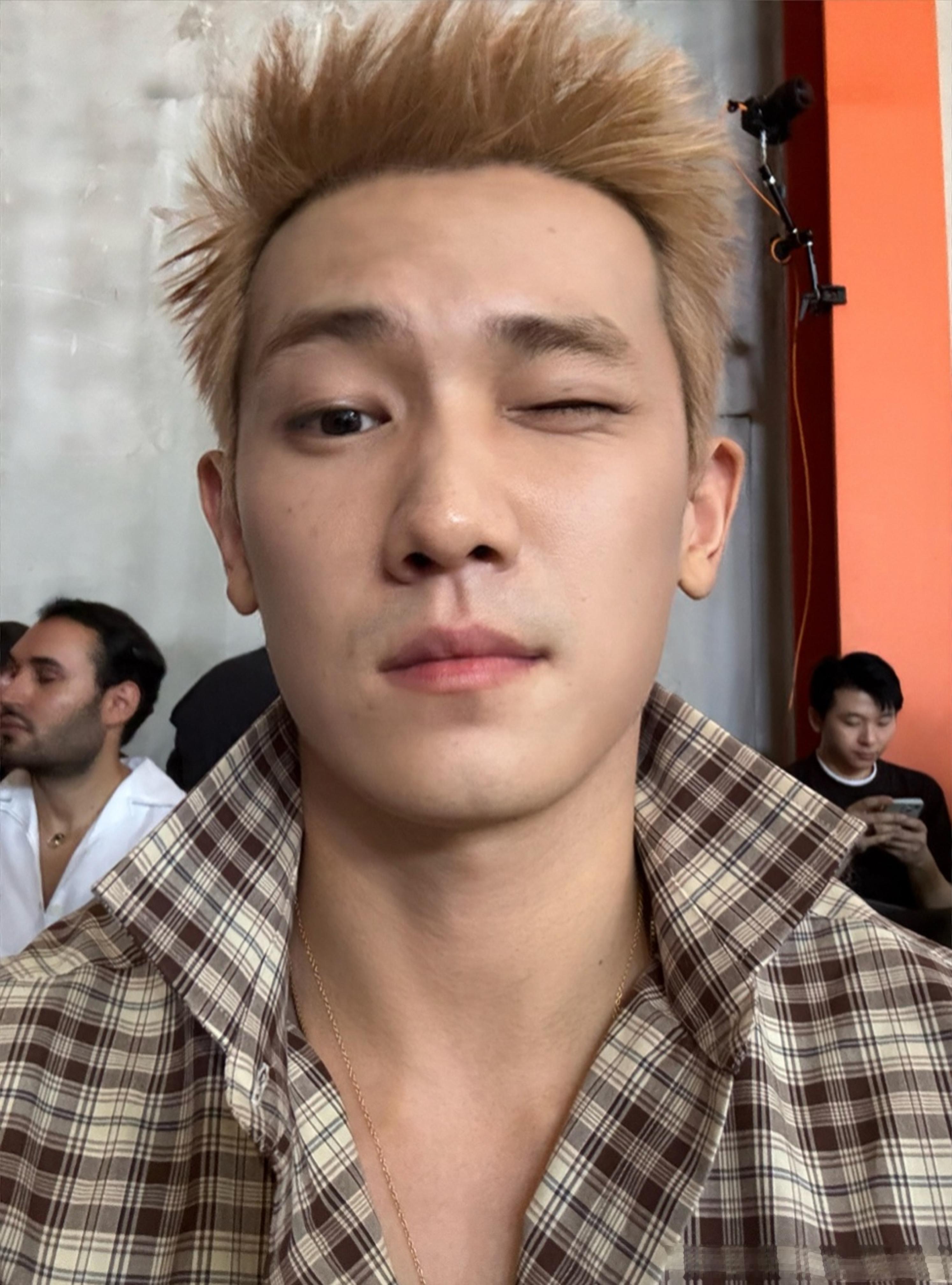 明星造型师 肌肉天菜 陆桂雨 身穿 在PRADA 2026 SS男装秀后完成摄影