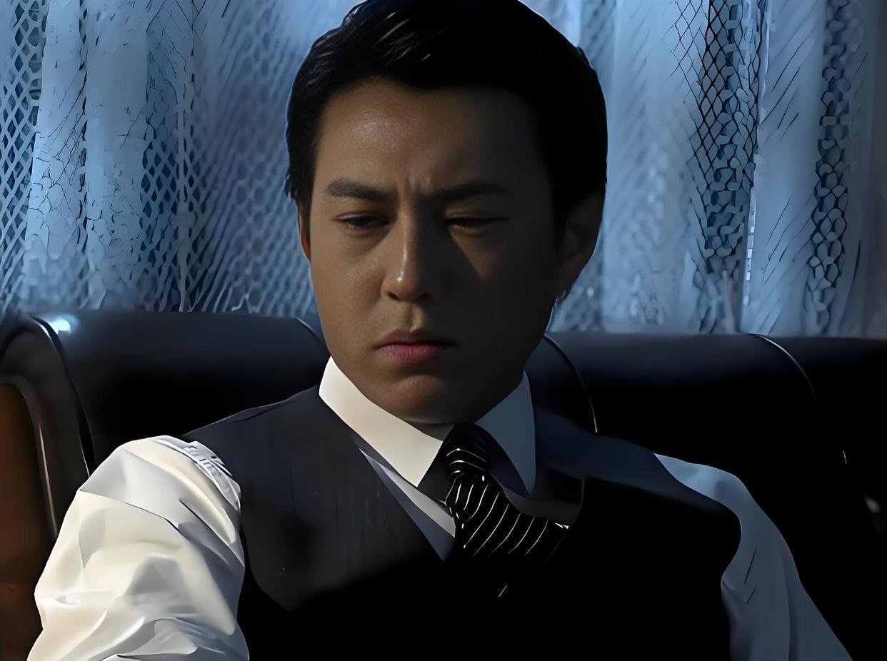 重温《伪装者》，看到阿诚为护明镜当场发飙，才知明家为什么是上海滩最不能惹的家族 