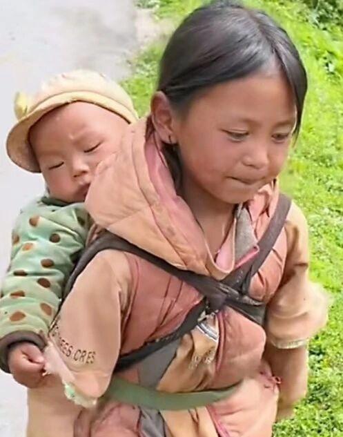 农村七岁孩子在带弟弟，
城市七岁孩子在学唱歌学跳舞，
同样的年龄，
一个在帮父母