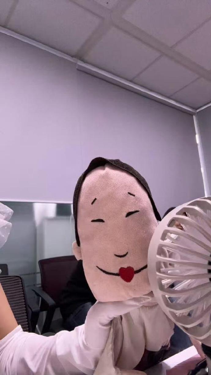 玩梗这方面，还得是东北爱豆🤩沈佳润带着爸爸玩偶打卡韩娱名场面，玩偶版小沈阳和音