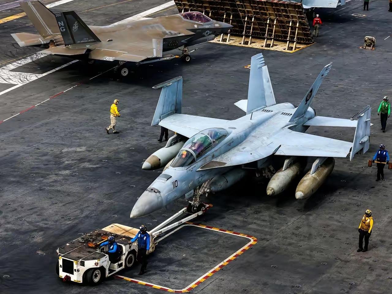 美国“林肯”号航母在阿拉伯海进行舰载机起飞作业，这架正被牵引车牵引的F/A-18