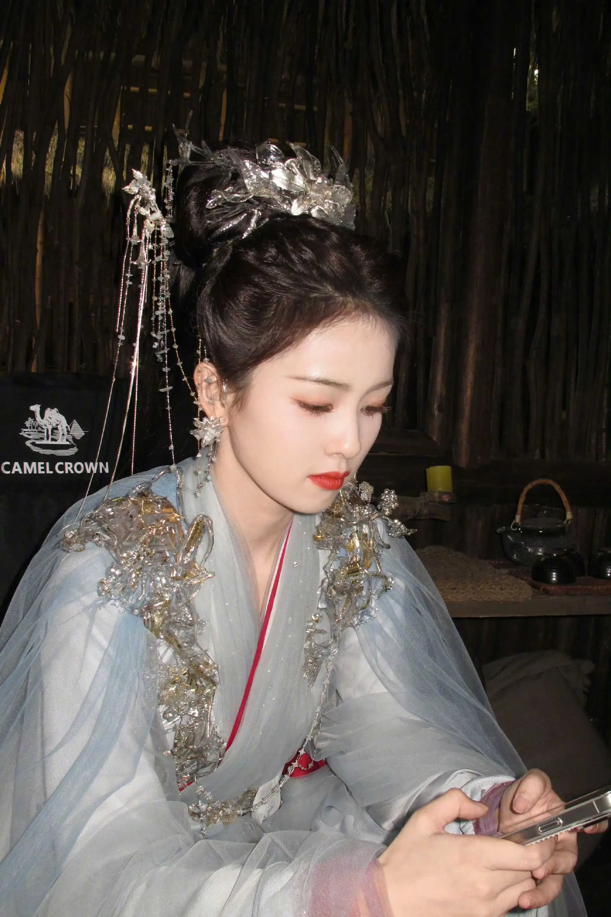 此女是神。