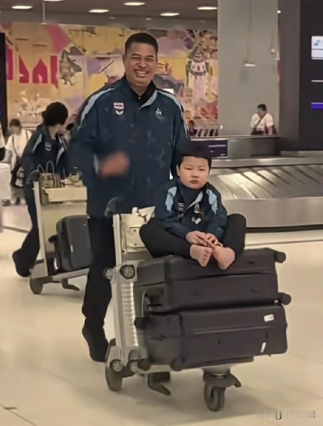 冯坤的儿子就是她的缩小版！
 
她就是中国女排黄金一代队长，传奇二传冯坤。197