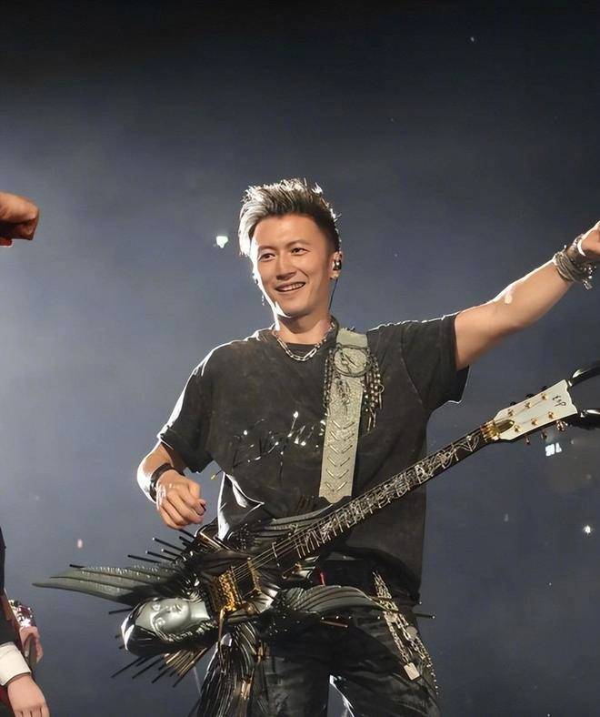 兔子明星分析谢贤曾因谢霆锋离婚多次落泪 1.2026 丙午 78 分：灵感爆棚，