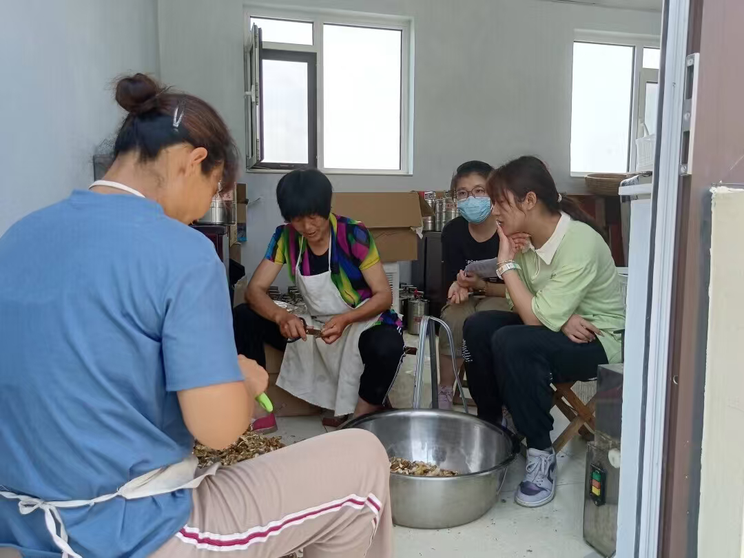 秦岭笑谈[超话] 【红泥崖村探索互助养老新模式，青年学子实地调研破题“空巢”】 