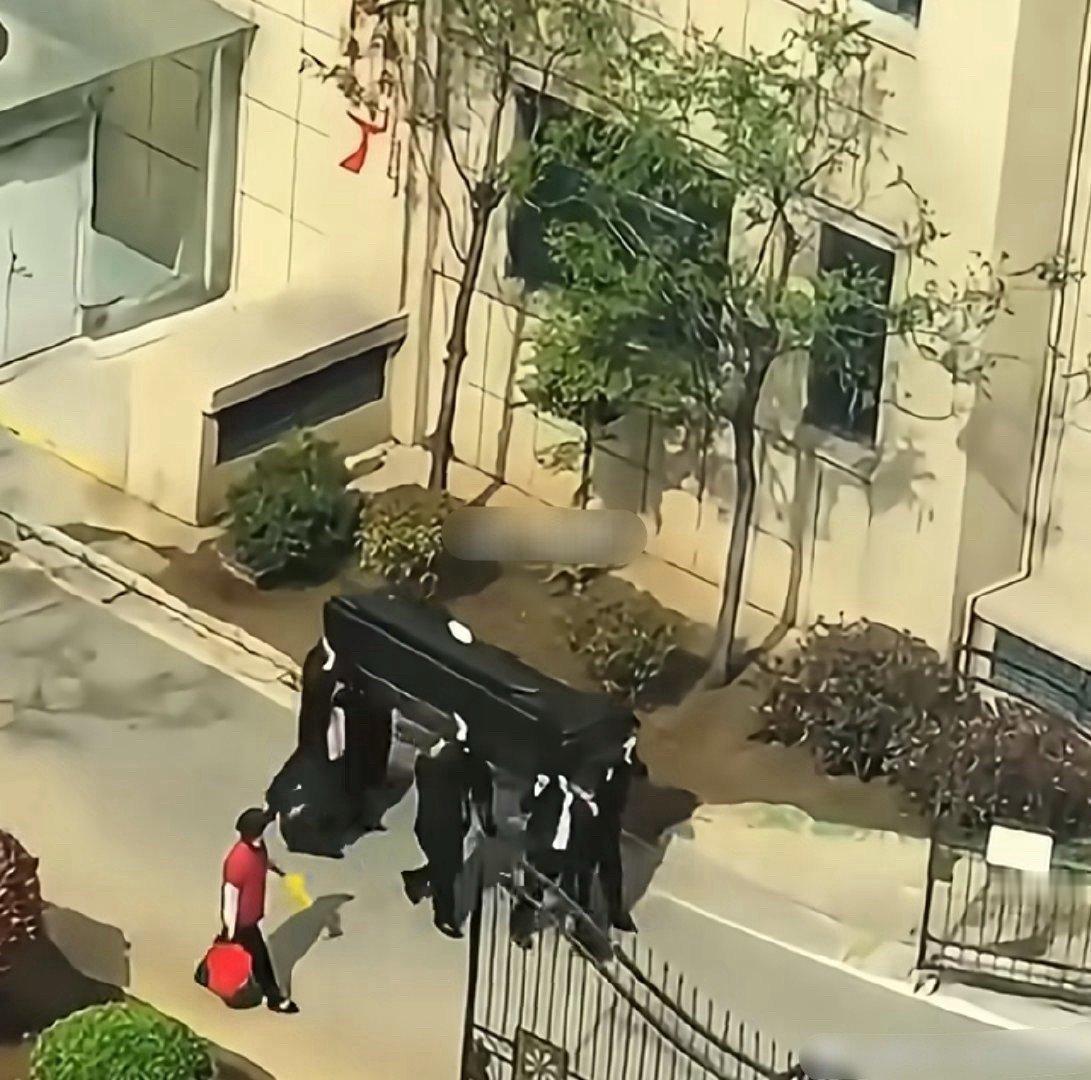第一眼还以为在小区看到黑人抬棺，，，结果一看是个沙发 近视眼的世界没救了。。。。